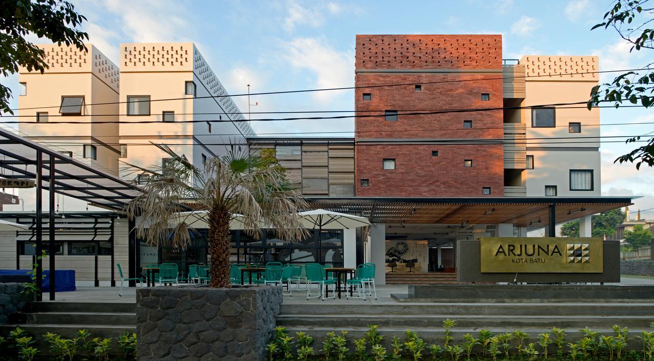 Arjuna Hotel Batu City Exterior photo