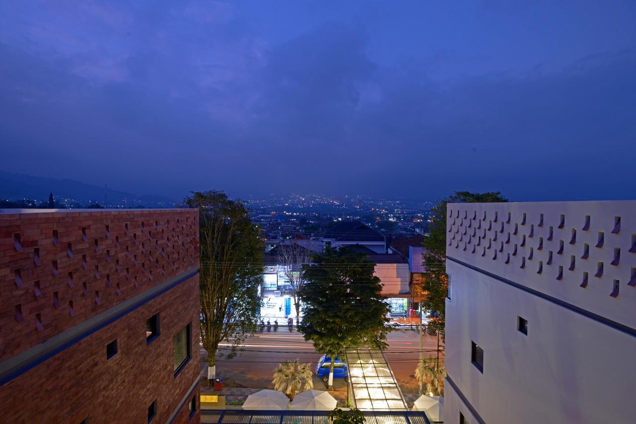 Arjuna Hotel Batu City Exterior photo